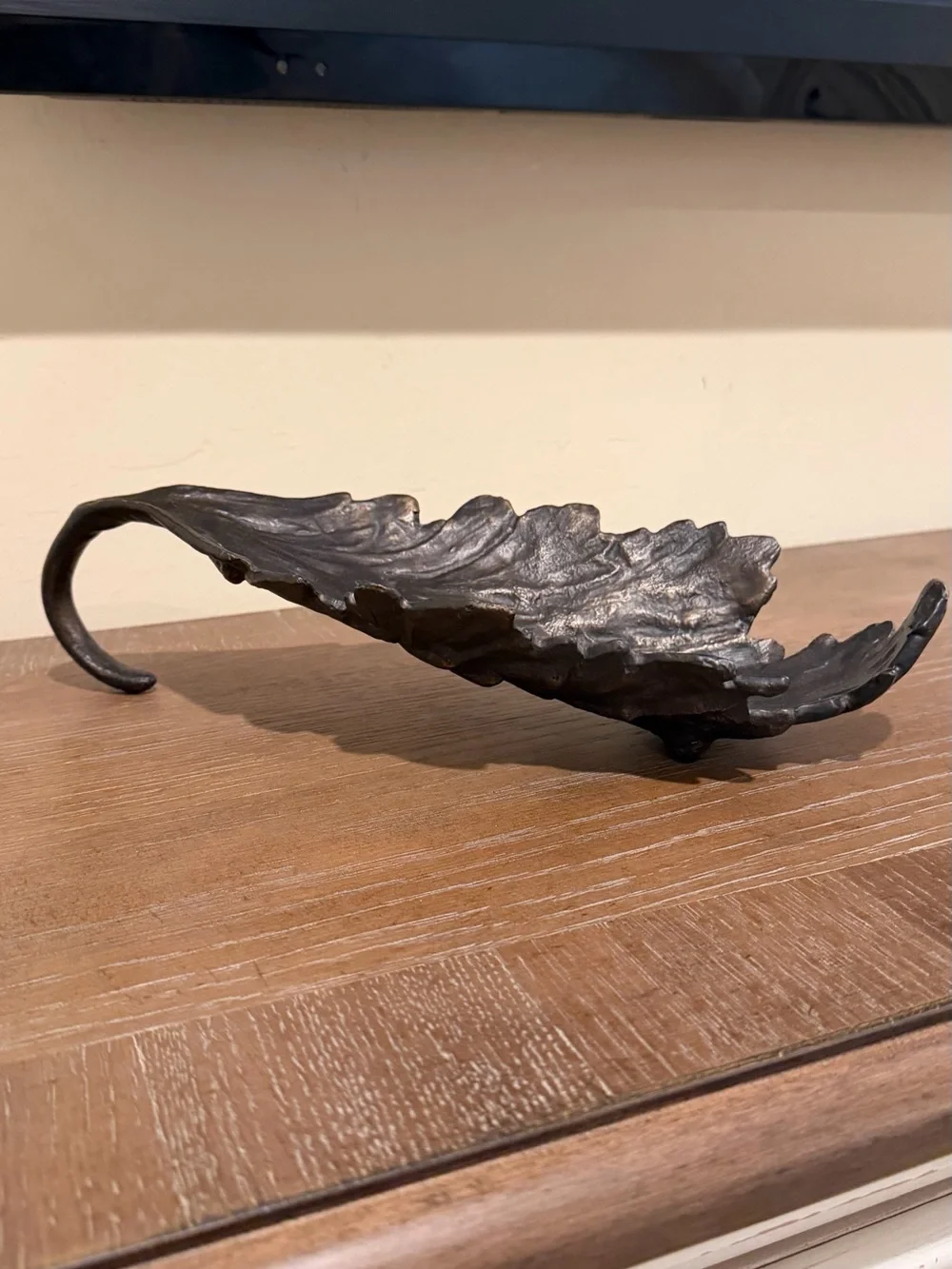 Antique-Style Dark Bronze Leaf table/trait holder